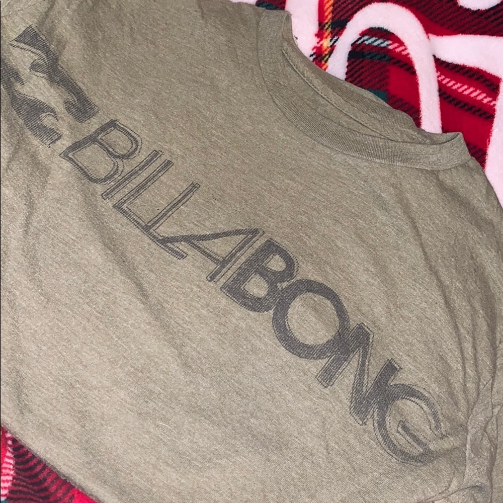 🌊Billabong graphic T 📦Moving sale-make offers📦